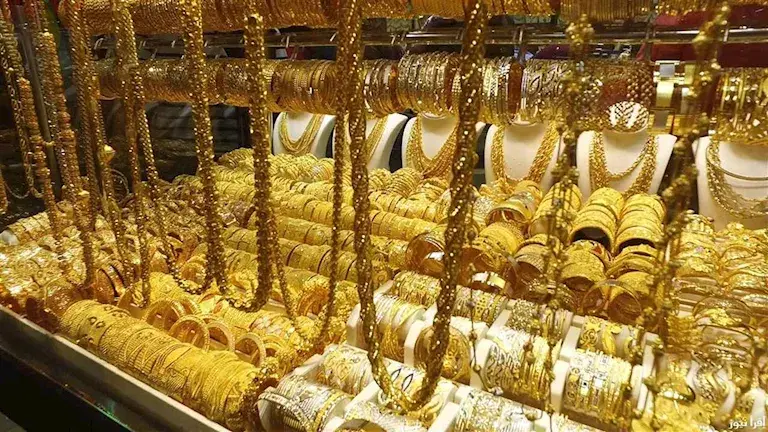 ​تسيطر حالة من التباين على آراء خبراء الاقتصاد والتحليل المالي بشأن الجدوى الاستثمارية لشراء الذهب والفضة في الوقت الراهن. وفي حين يرى فريق من الخبراء أن المعدن الأصفر يظل الملاذ الآمن والأفضل لتحقيق عوائد مجزية على المدى الطويل، يجد آخرون أن الفضة تقدم خيارًا مثاليًا لأصحاب المدخرات المحدودة، وسط تحذيرات من التسرع في الشراء خلال مرحلة التذبذب الحالية.