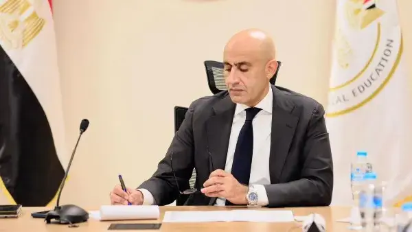 سادت حالة من الجدل الشديد على مواقع التواصل الاجتماعي خلال الساعات الماضية، عقب تداول أنباء متضاربة تزعم تسريب قائمة أسماء وتفاصيل أوائل الثانوية العامة للعام الدراسي 2026، وذلك قبيل الاعتماد الرسمي للنتيجة من قِبل وزير التربية والتعليم والتعليم الفني.