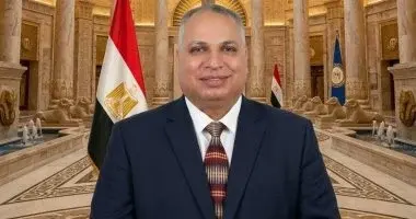 أثار أحدث إصدار لمؤشر "بيج ماك" الصادر عن مجلة "الإيكونوميست" اهتماماً واسعاً، بعدما أشار إلى أن القيمة العادلة للجنيه المصري تبلغ نحو 23 جنيهاً مقابل الدولار، في وقت يتداول فيه السعر الفعلي بالبنوك فوق مستويات 50 جنيهاً. هذا التباين دفع الكثيرين للتدقيق حول مدى دقة المؤشر في تحديد السعر الحقيقي للعملة الخضراء في مصر.