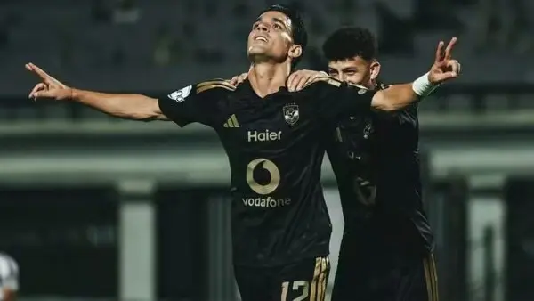 ​يستعد الفريق الأول لكرة القدم بالنادي الأهلي لخوض مواجهة قوية ومهمة عندما يلتقي مع نظيره المقاولون العرب، ضمن منافسات الجولة الرابعة من مسابقة الدوري المصري الممتاز للموسم الكروي 2026-2027. يدخل المارد الأحمر المباراة بروح معنوية مرتفعة ورغبة جارفة في اقتناص النقاط الثلاث للوصول إلى قمة جدول الترتيب ومواصلة الدفاع عن لقبه المحلي.