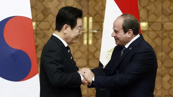 قال الرئيس عبد الفتاح السيسي إن كوريا الجنوبية أصبحت شريكا مهما لمصر، لا سيما عقب الإعلان عن الارتقاء بالعلاقات إلى مستوى الشراكة الاستراتيجية؛ بما يؤكد أن السنوات المقبلة ستشهد نقلة نوعية في العلاقات الثنائية بين البلدين.