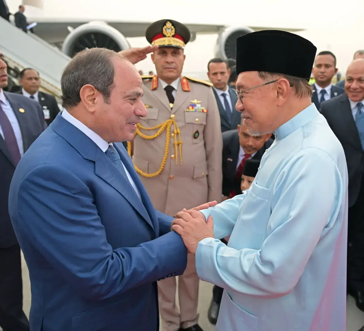 كما وجه الرئيس السيسي الدعوة لجلالة ملك ماليزيا لزيارة مصر.  أشاد الرئيس السيسي بالدور الكبير الذي تقوم به ماليزيا عبر دعمها التاريخي للقضية الفلسطينية.  وأكد الرئيس السيسي خلال الجلسة النقاشية مع رئيس وزراء ماليزيا أن القضية الفلسطينية تعد القضية المحورية في منطقة الشرق الأوسط.