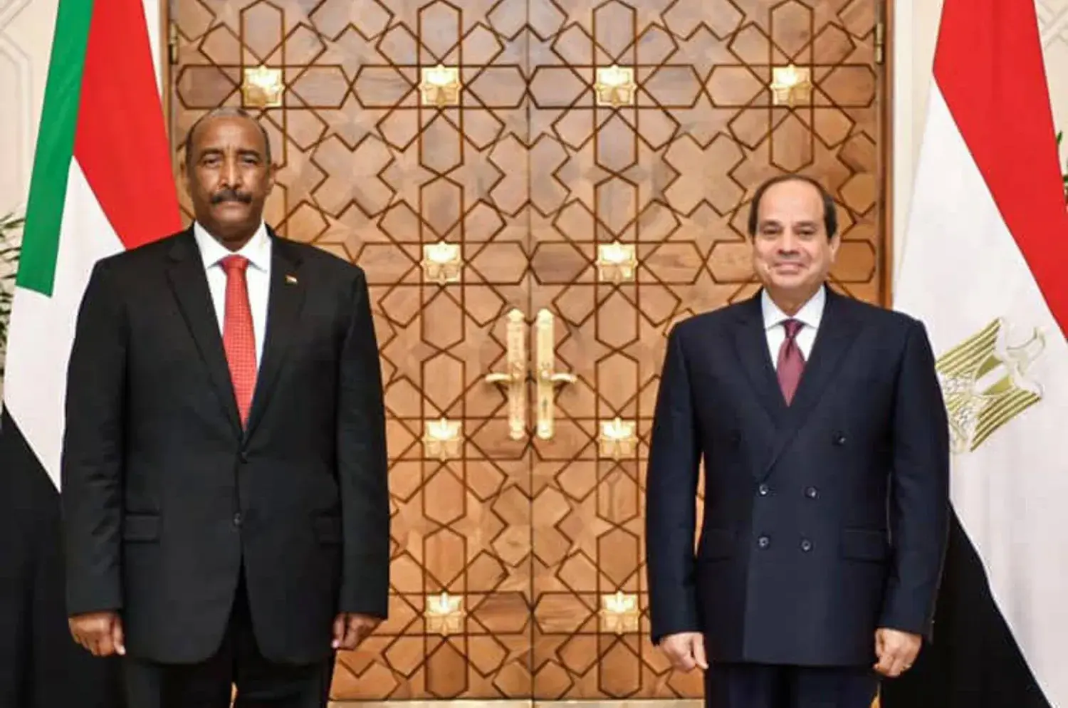 السيسي يستقبل البرهان بالعلمين.. دعم مصري للحل السياسي وإنهاء معاناة الشعب السوداني