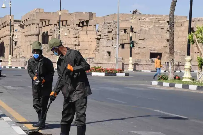 حماية للعمال من حرارة الصيف.. محافظ الأقصر يمنع نزول عمال النظافة وقت الذروة