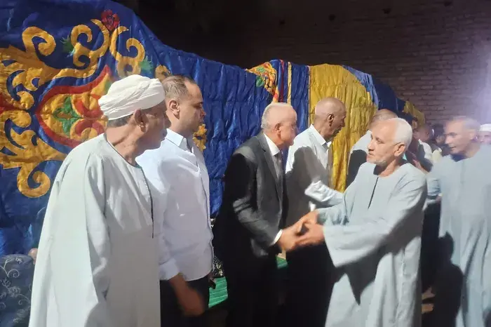 راح ضحيته 6 أشخاص.. محافظ الأقصر يقدم واجب العزاء لأسرة ضحايا حادث أرمنت