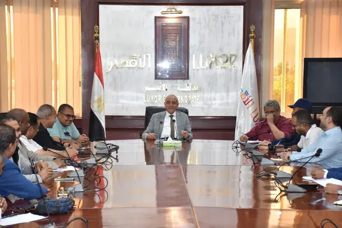 محافظ الأقصر يوجّه بسرعة ربط 3 مدارس بالصرف الصحي وإنهاء الأعمال خلال 20 يومًا