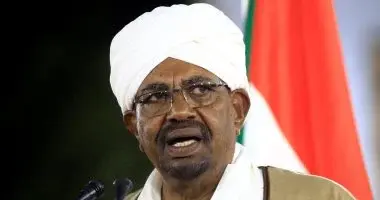 نقل عمر البشير إلى مستشفى عسكري في الخرطوم لتلقي العلاج