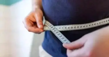 هل تناول الطعام كل ساعتين يسرّع حرق الدهون؟ الحقيقة العلمية تكشف المفاجأة