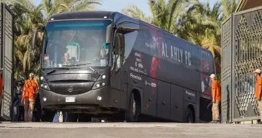 حافلة الأهلي تصل الدفاع الجوي استعدادًا لموقعة بيراميدز الحاسمة