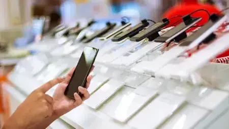 أسعار المحمول تقفز 60% في مصر.. رئيس الشعبة يكشف أسباب الزيادات الجديدة