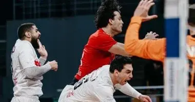 الأحمر يحسم قمة اليد.. الأهلي يهزم الزمالك ويقترب من لقب الدوري