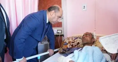وزير العمل يزور مصابي حادث القطار السريع في 6 أكتوبر ويؤكد تقديم الدعم الكامل لهم