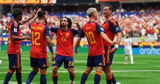 غرامة 20 ألف يورو وإغلاق جزء من المدرجات.. فيفا يعاقب الاتحاد الإسباني بعد أحداث مباراة مصر