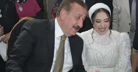 محافظ بورسعيد يشارك عروسًا يتيمة فرحتها ويكون وكيلًا عنها في عقد القران