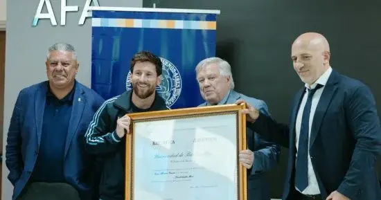 ميسي يتلقى الدكتوراه الفخرية قبل ظهوره المرتقب مع منتخب الأرجنتين أمام بنين