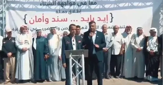 تواصل الدولة المصرية جهودها الإنسانية المكثفة لدعم الأسر الفلسطينية النازحة في قطاع غزة، مع اقتراب فصل الشتاء، من خلال إطلاق حملة «إيد بإيد.. سند وأمان»، التي تنظمها اللجنة المصرية في القطاع، بهدف توفير مستلزمات الإيواء والحماية الشاملة للمتضررين من الأوضاع الإنسانية الصعبة.