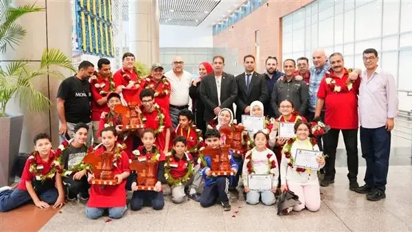 عودة الأبطال من أوغندا.. ناشئو الشطرنج يزينون مطار القاهرة بـ14 ميدالية وكأس إفريقيا