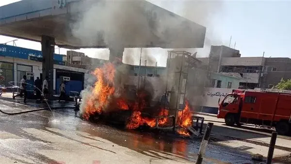 حريق مفاجئ بسيارة داخل محطة وقود بشارع رمسيس.. والأهالي يتدخلون
