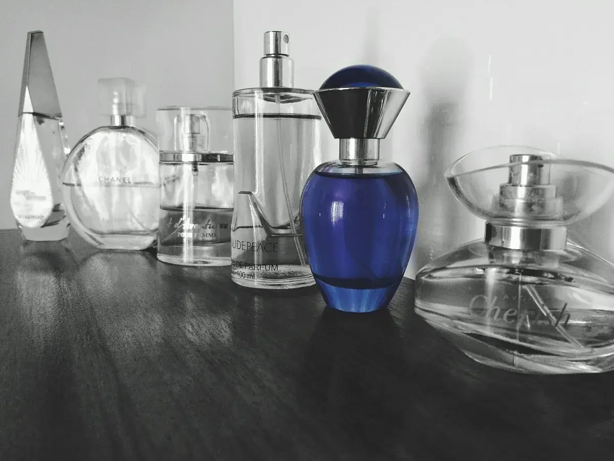 لا تُهملِي عطرك القديم.. استخدامات منزلية ذكية
