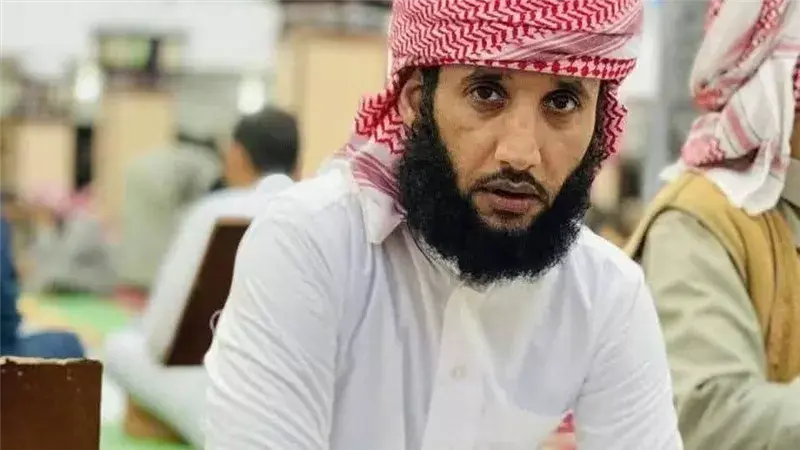 من أمام الكعبة.. والد أطفال مطروح الثلاثة يواجه فاجعة فقد أبنائه بالدعاء والصبر