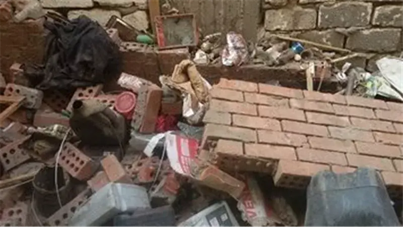 مصرع شخص وإصابة ثلاثة آخرين في انهيار مفاجئ لجدار سكني بمركز العياط