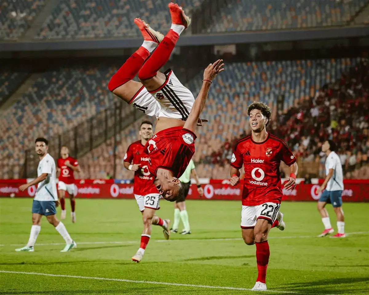 الأهلي يتقدم على القناة بثنائية الساعي وبنشرقي في الشوط الأول