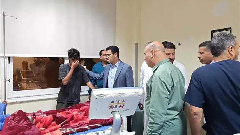 محافظ مطروح يقرر تعويضات لأسر أطفال حادث الضبعة ويهدي والدة الضحايا رحلة عمرة