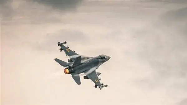 فقدان مقاتلة F-16 أوكرانية خلال مهمة قتالية ونجاة الطيار بعد قفزه بالمظلة