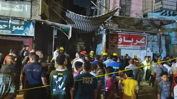 مصرع سيدة أسفل أنقاض عقار منهار في المنيا.. وفرق الإنقاذ تواصل البحث عن مفقودين