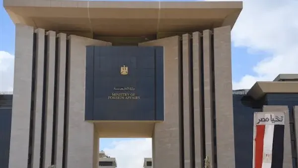 وفاة بحار مصري وإعادة 8 بحارة إلى أرض الوطن بعد قصف سفينتهم قرب روسيا