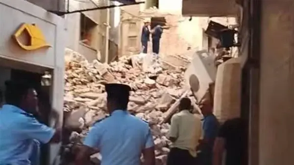 انهيار منزل من 3 طوابق خالٍ من السكان في المندرة بالإسكندرية دون إصابات