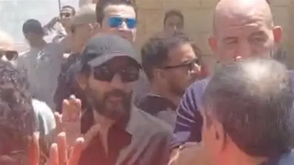 أحمد حلمي يتلقى العزاء في والدته عقب تشييع الجثمان ببنها