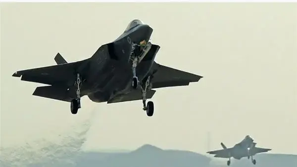 تحطم مقاتلة أمريكية من طراز F-35 واشتعال النيران بها داخل قاعدة ميرامار في كاليفورنيا