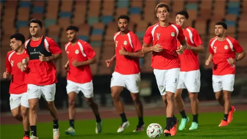 طاقم حكام أوغندي يدير مباراة مصر ومالاوي في الجولة الرابعة