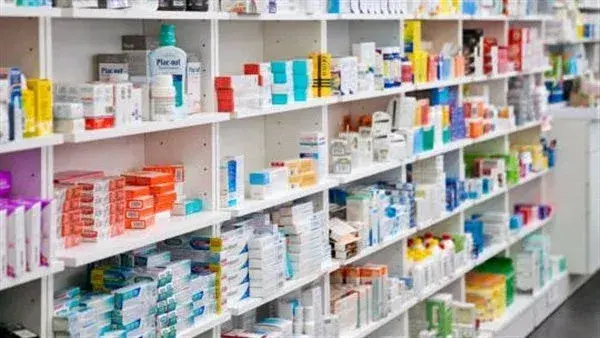 طبيب يتهم صيدلية بالعجوزة ببيع مضاد حيوي منتهي الصلاحية لنجله