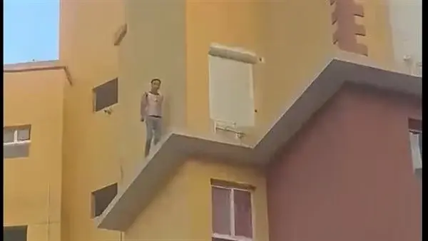 الأمن يفحص مقطع فيديو لشخص يتسلق مبنى داخل كمبوند بأكتوبر وسط مزاعم السرقة