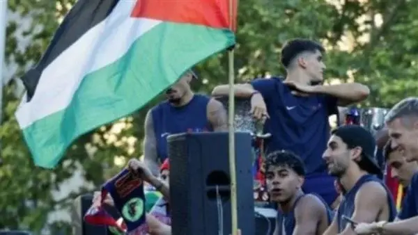 لامين يامال يتصدر المشهد بعلم فلسطين في احتفالات برشلونة بالدوري والسوبر