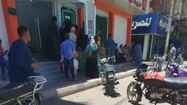 شكاوى في قنا من نقص السيولة بماكينات الصراف الآلي مع اقتراب عيد الأضحى