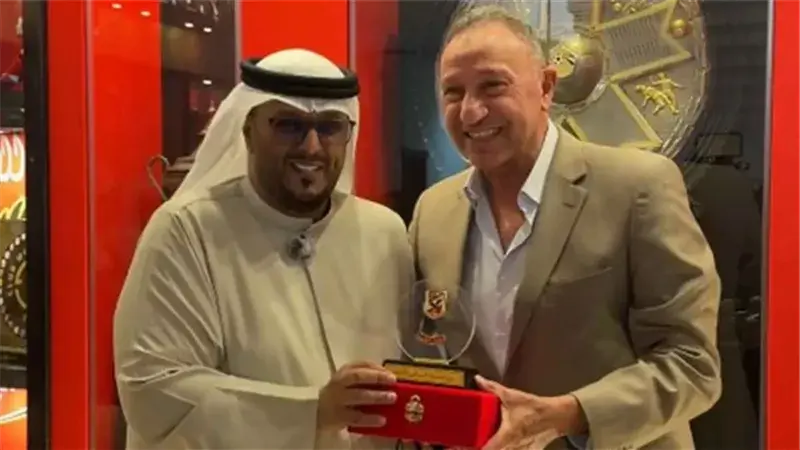 الخطيب يكرم المعلق الإماراتي عامر عبدالله ويهديه درع النادي الأهلي