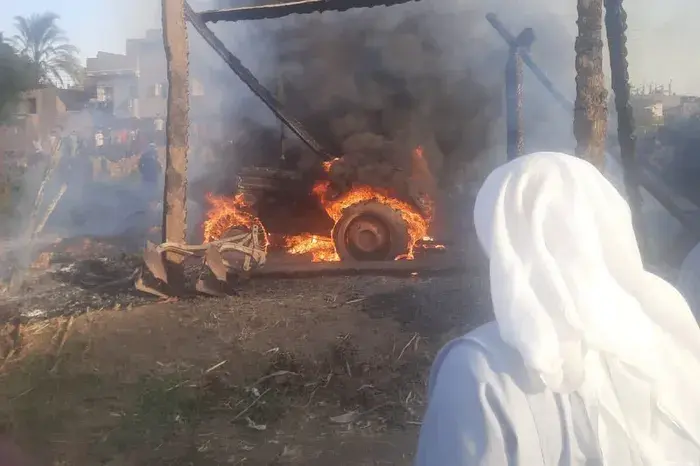 السيطرة على حريق داخل حوش زراعي بسوهاج.. احتراق جرار وتروسيكل وإصابة رأس ماشية