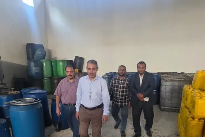 ضبط 85 طنًا من الزيوت المستعملة داخل مصنع بالفتح في أسيوط قبل إعادة تدويرها