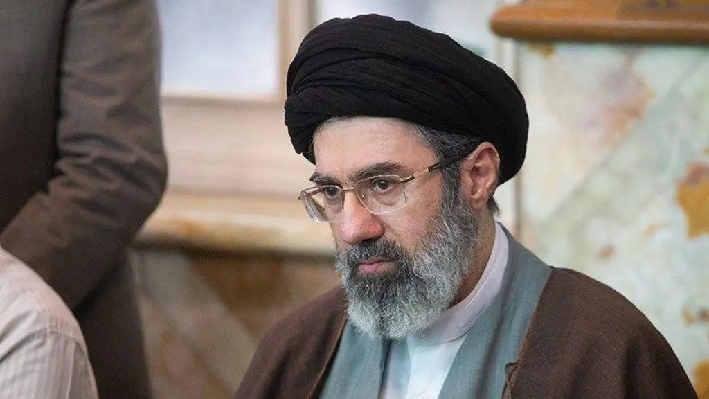 مجتبى خامنئي: نجل المرشد الأعلى.. هل يخلف والده في قيادة إيران؟