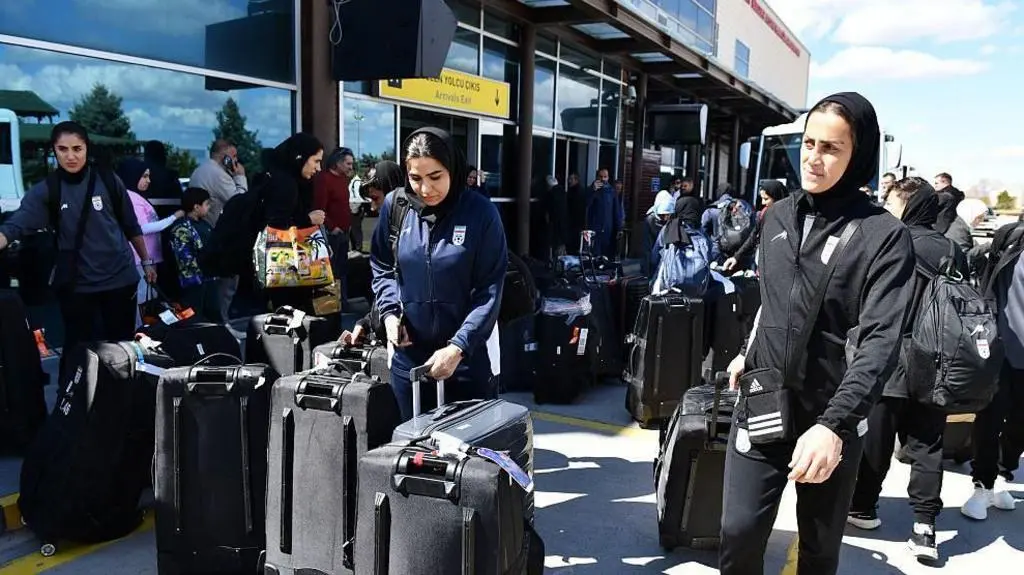 لاعبات إيران يعُدن إلى طهران بعد سحب طلبات اللجوء في أستراليا