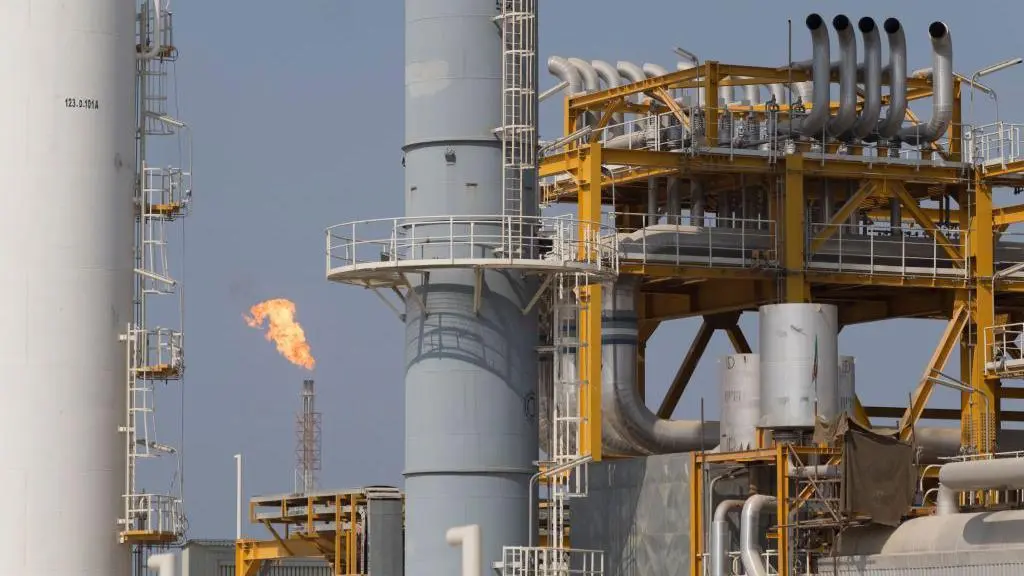 النفط يقفز فوق 110 دولارات بعد هجمات تستهدف منشآت غاز إيرانية وقطرية