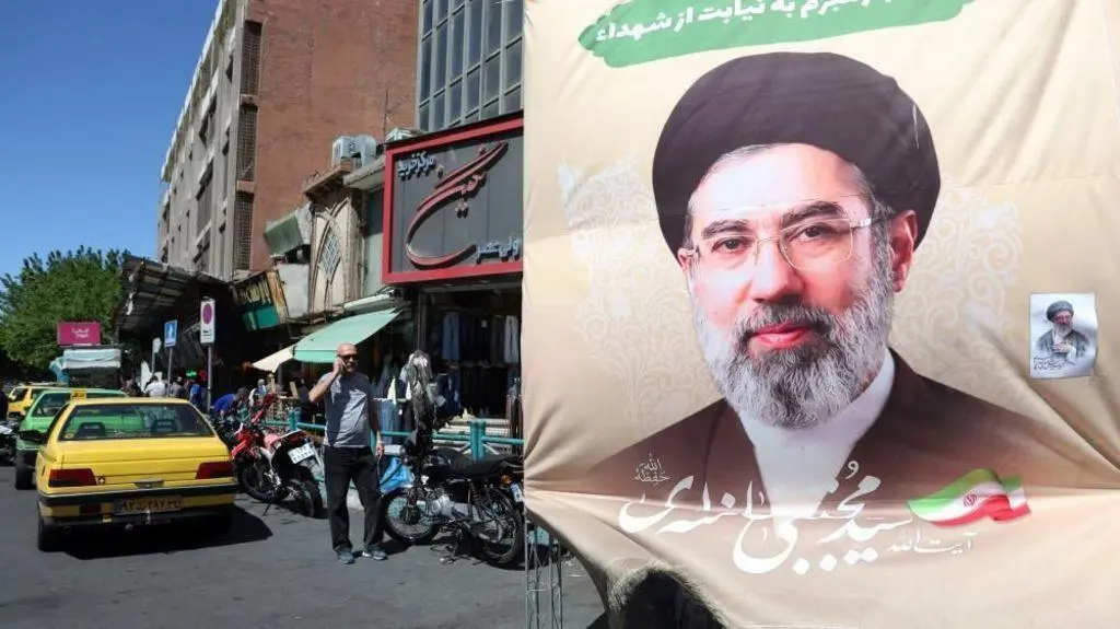 غموض يكتنف خلافة المرشد بإيران: هل مجتبى خامنئي صاحب الكلمة الفصل؟