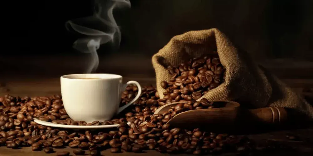 كم فنجان قهوة يمكنك شربه يوميًا؟ الكمية الآمنة من الكافيين ومخاطر الإفراط في تناوله