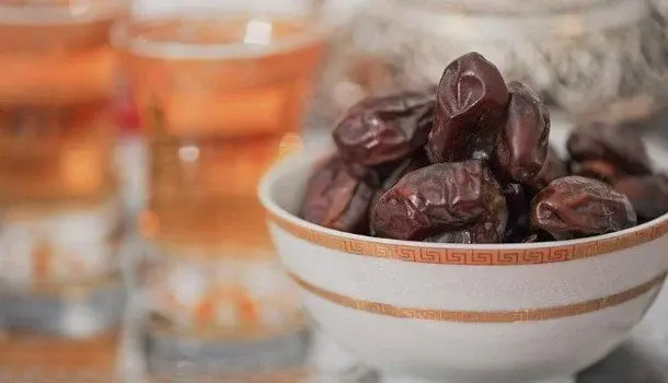 التدرج في مواعيد الوجبات يقلل صدمة الصيام