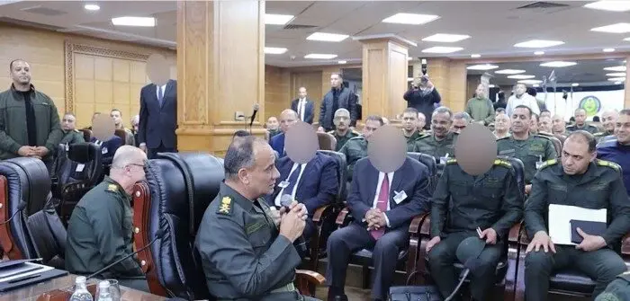 وزير الدفاع يتفقد الاستخبارات العسكرية ويشارك أفرادها الإفطار