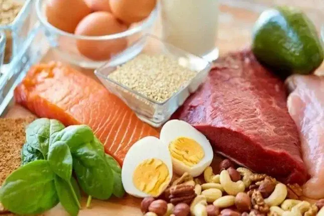 تحذير من الإفراط في البروتين.. هل يضر العضلات بدلًا من بنائها؟