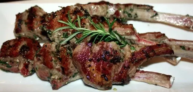 فطار 12 رمضان.. طريقة عمل «الريش المشوية»